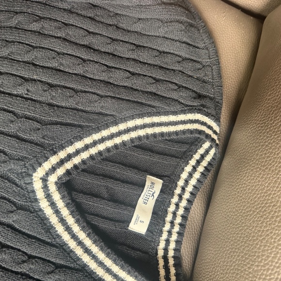 CABLE-KNIT V-NECK SWEATER - Picture 4 of 5